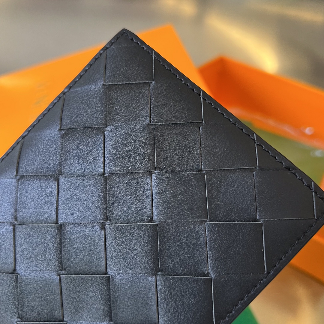 bo*te*ga Ve*ne*ta intrecciato bi-fold wallet