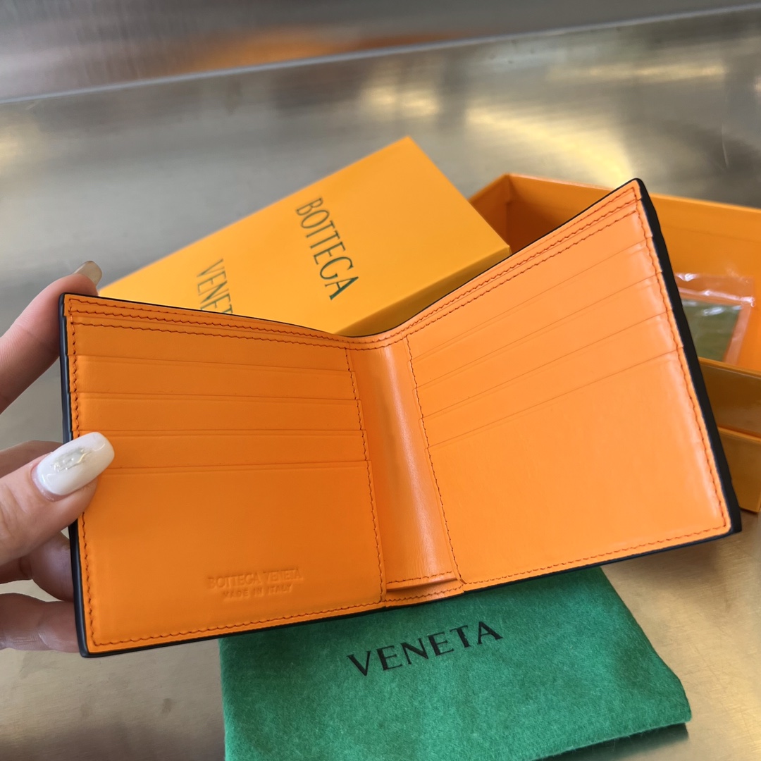 bo*te*ga Ve*ne*ta intrecciato bi-fold wallet