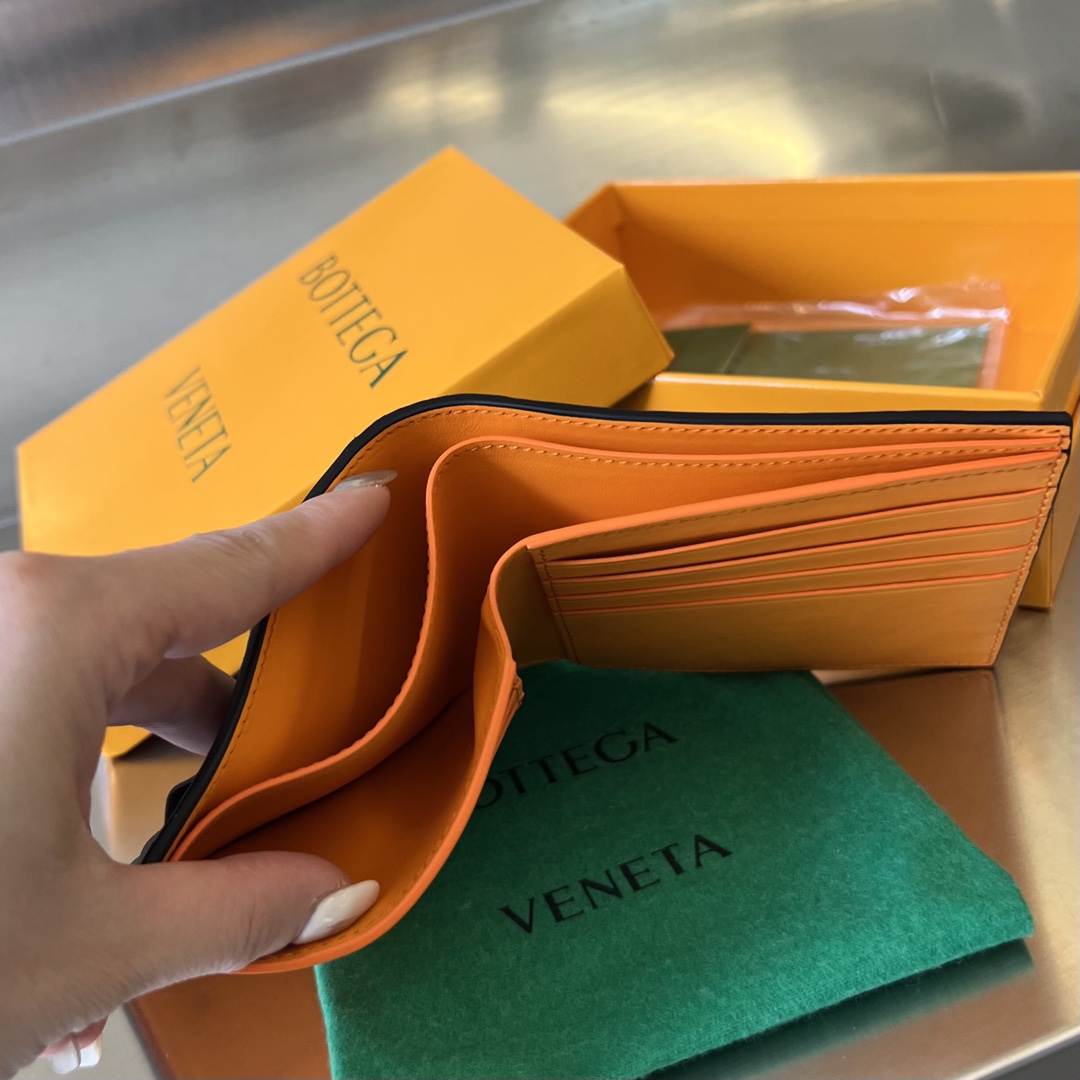 bo*te*ga Ve*ne*ta intrecciato bi-fold wallet