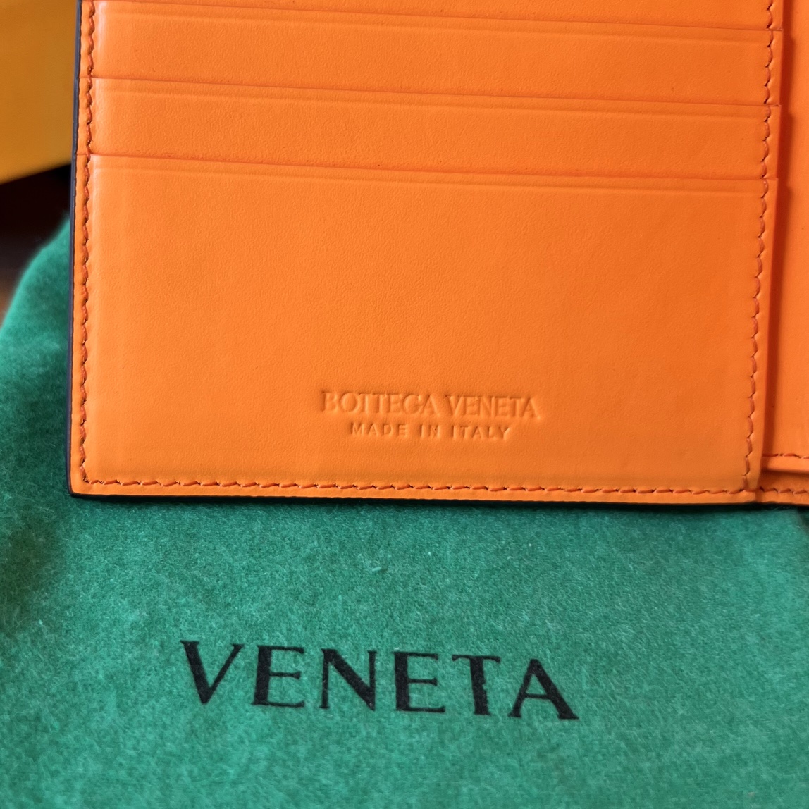 bo*te*ga Ve*ne*ta intrecciato bi-fold wallet