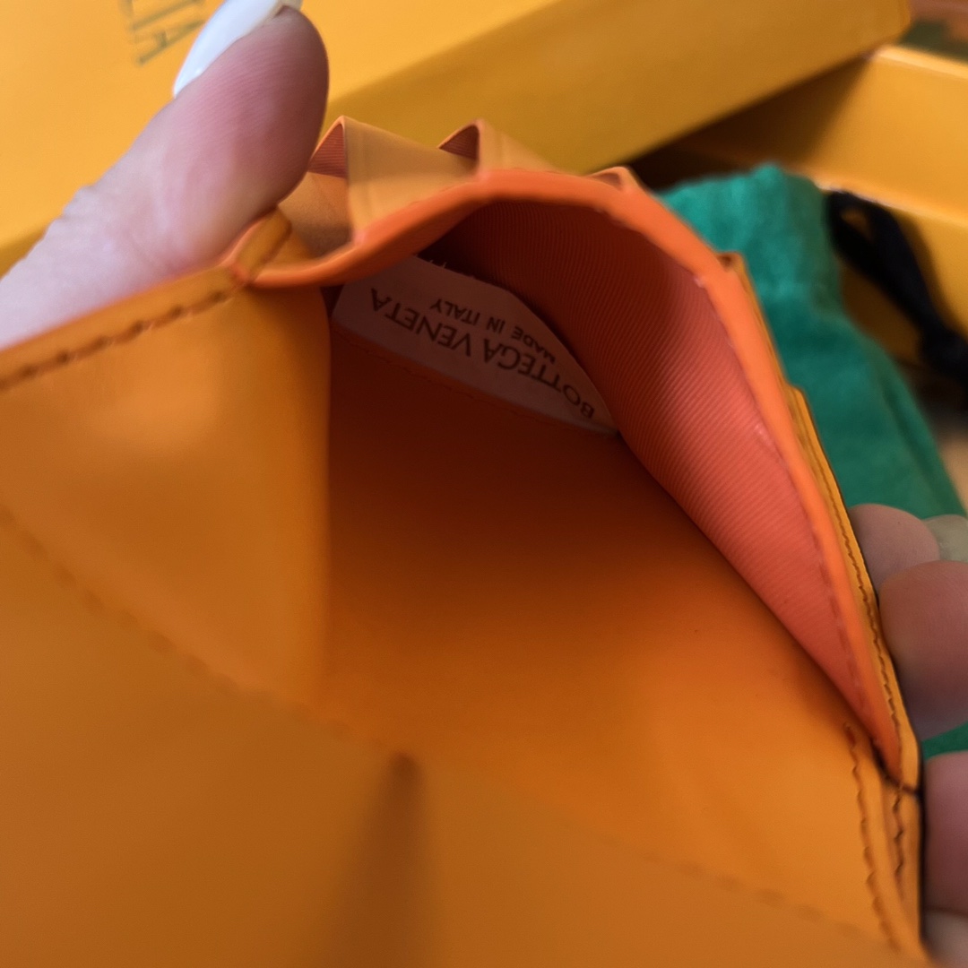 bo*te*ga Ve*ne*ta intrecciato bi-fold wallet