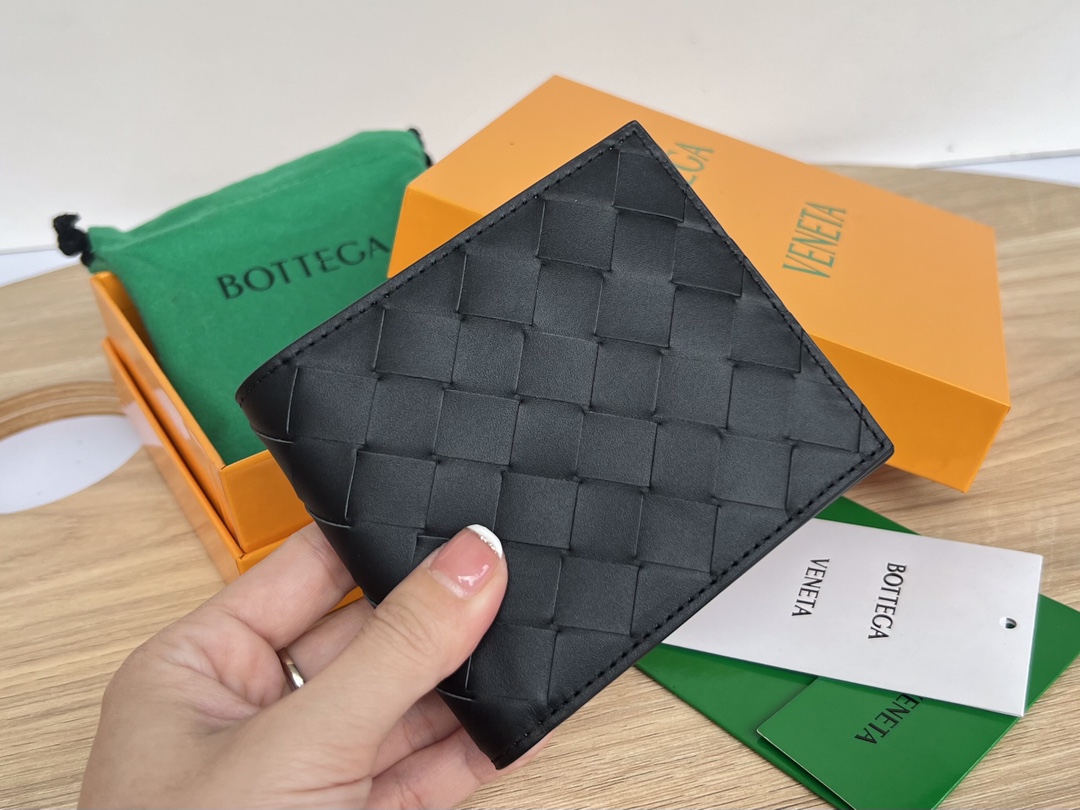 bo*te*ga Ve*ne*ta intrecciato bi-fold wallet