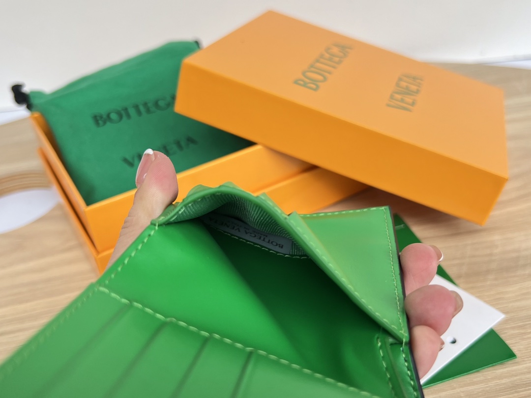 bo*te*ga Ve*ne*ta intrecciato bi-fold wallet