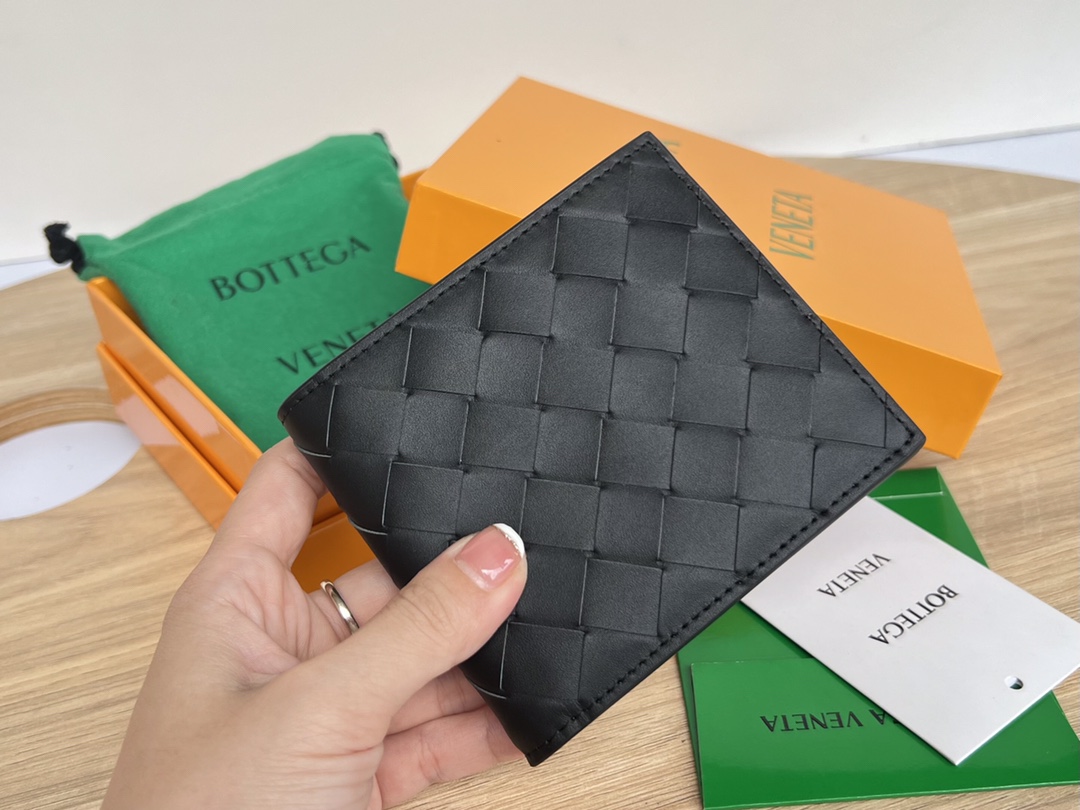 bo*te*ga Ve*ne*ta intrecciato bi-fold wallet