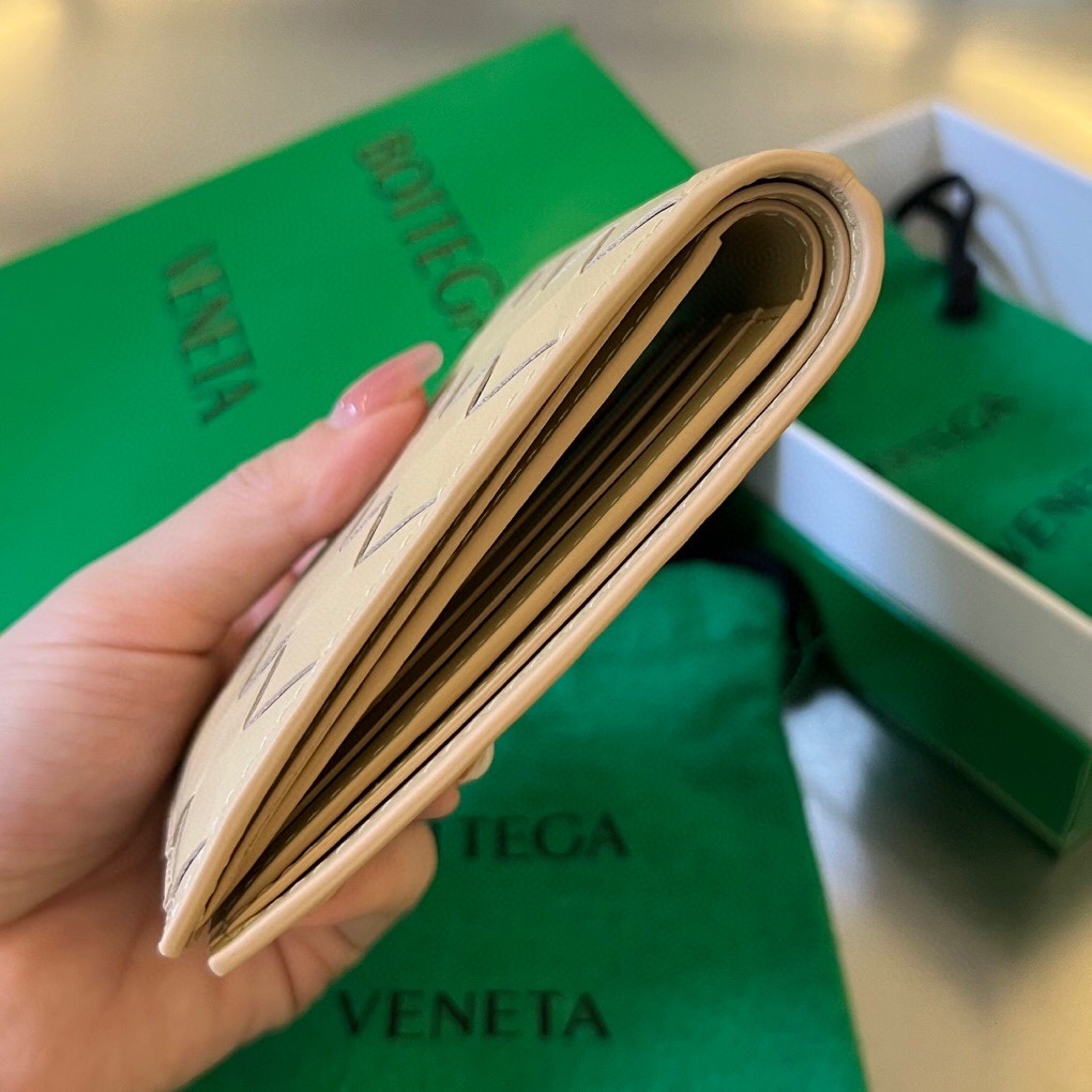 bo*te*ga Ve*ne*ta intrecciato bi-fold wallet