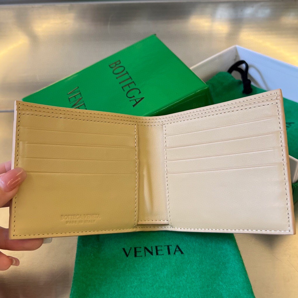bo*te*ga Ve*ne*ta intrecciato bi-fold wallet