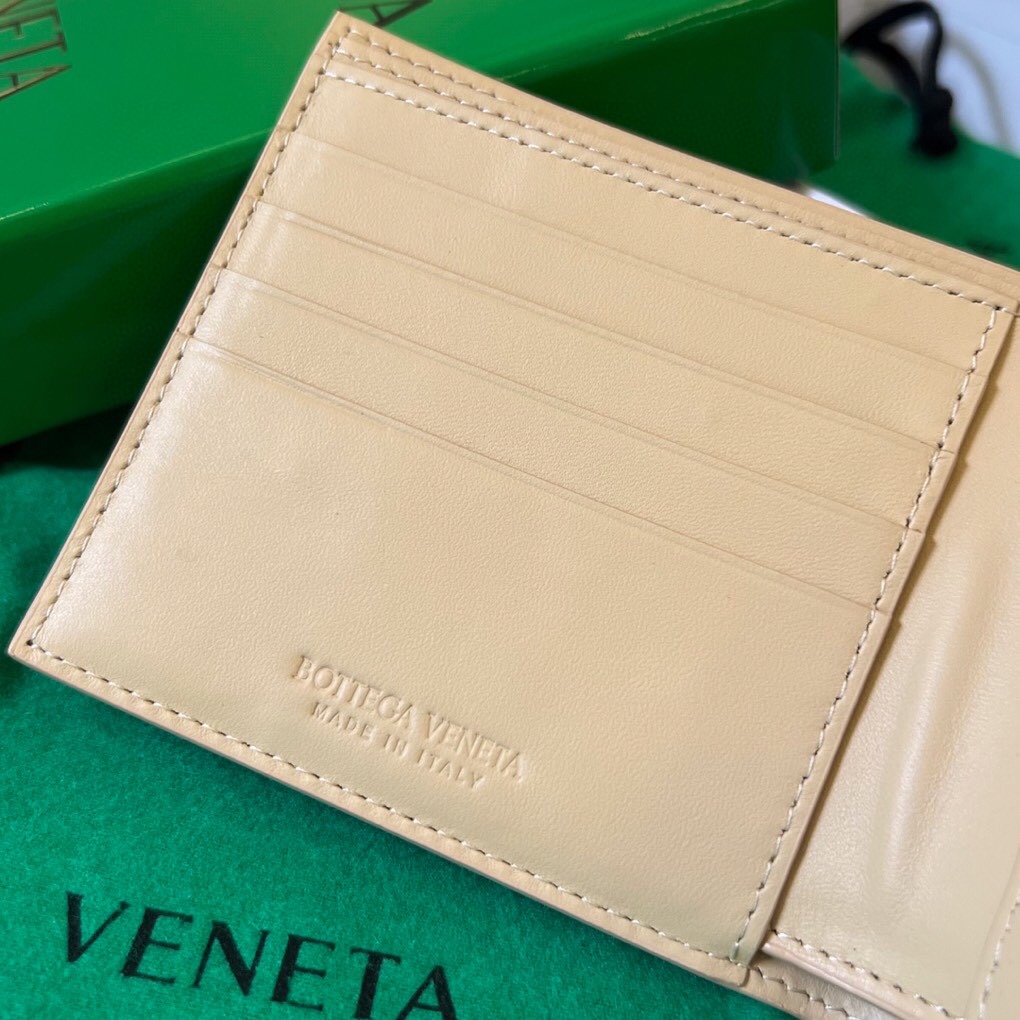 bo*te*ga Ve*ne*ta intrecciato bi-fold wallet