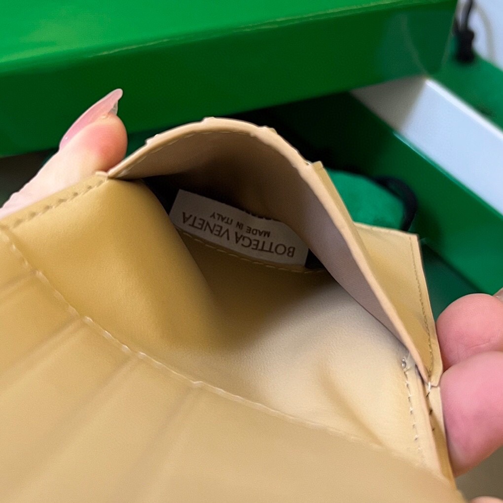 bo*te*ga Ve*ne*ta intrecciato bi-fold wallet