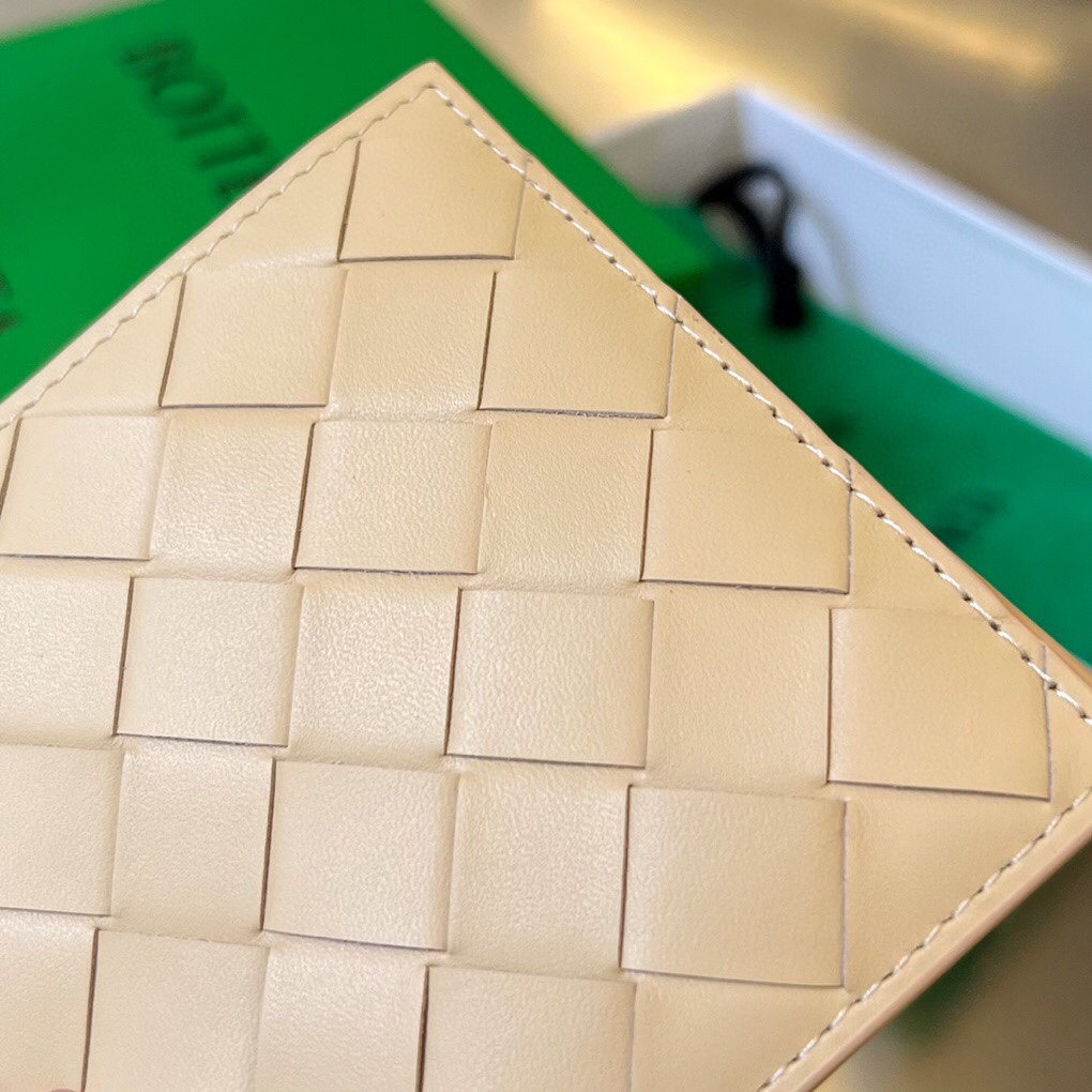 bo*te*ga Ve*ne*ta intrecciato bi-fold wallet