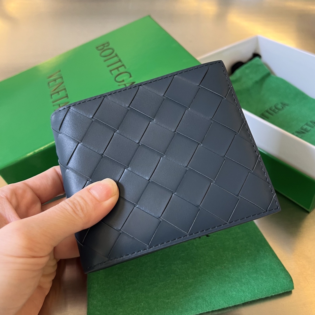 bo*te*ga Ve*ne*ta intrecciato bi-fold wallet