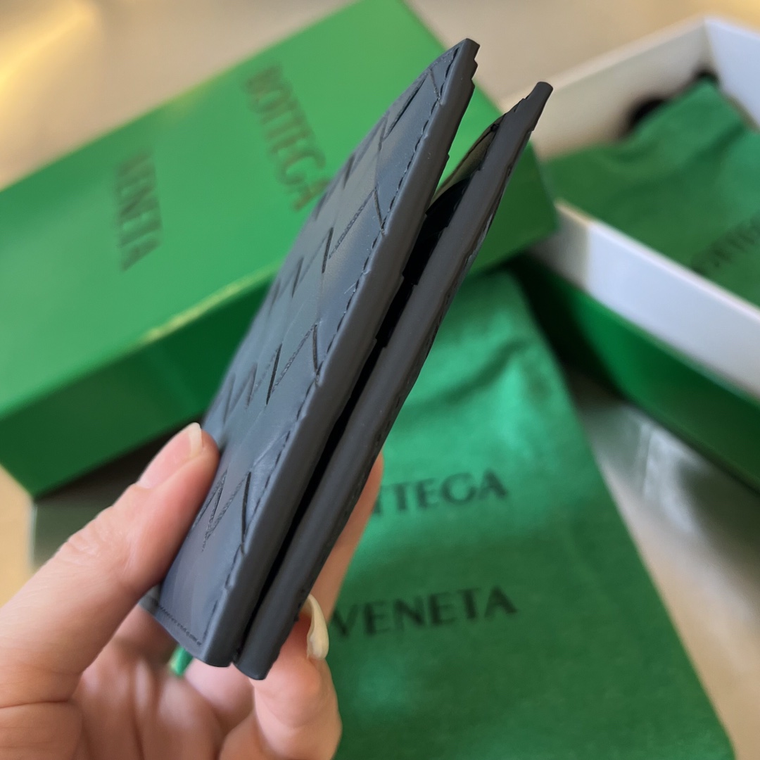 bo*te*ga Ve*ne*ta intrecciato bi-fold wallet