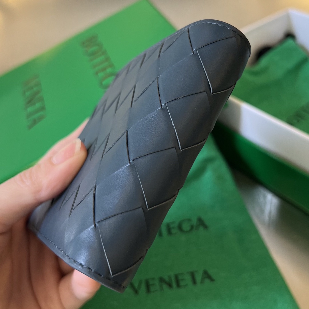 bo*te*ga Ve*ne*ta intrecciato bi-fold wallet