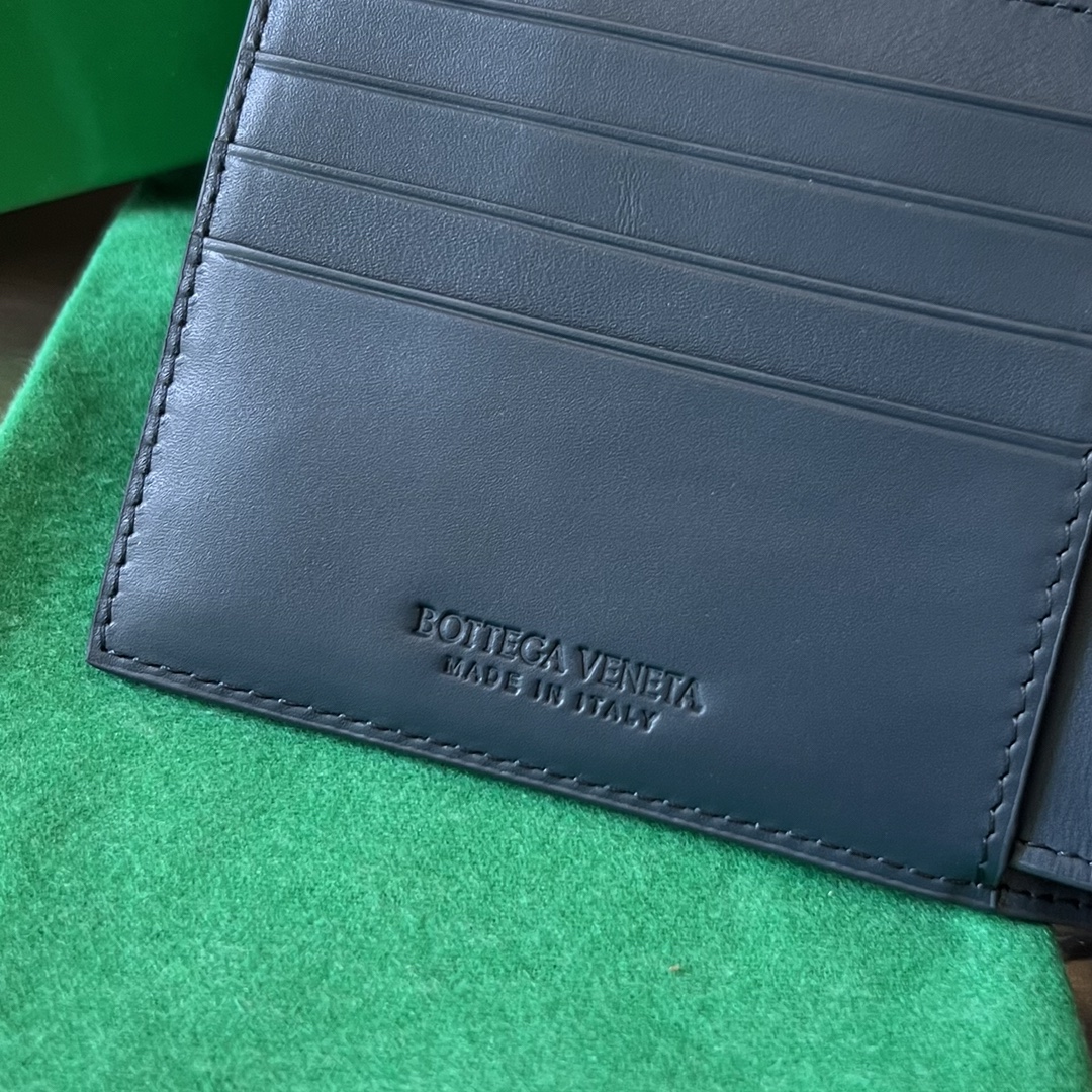bo*te*ga Ve*ne*ta intrecciato bi-fold wallet