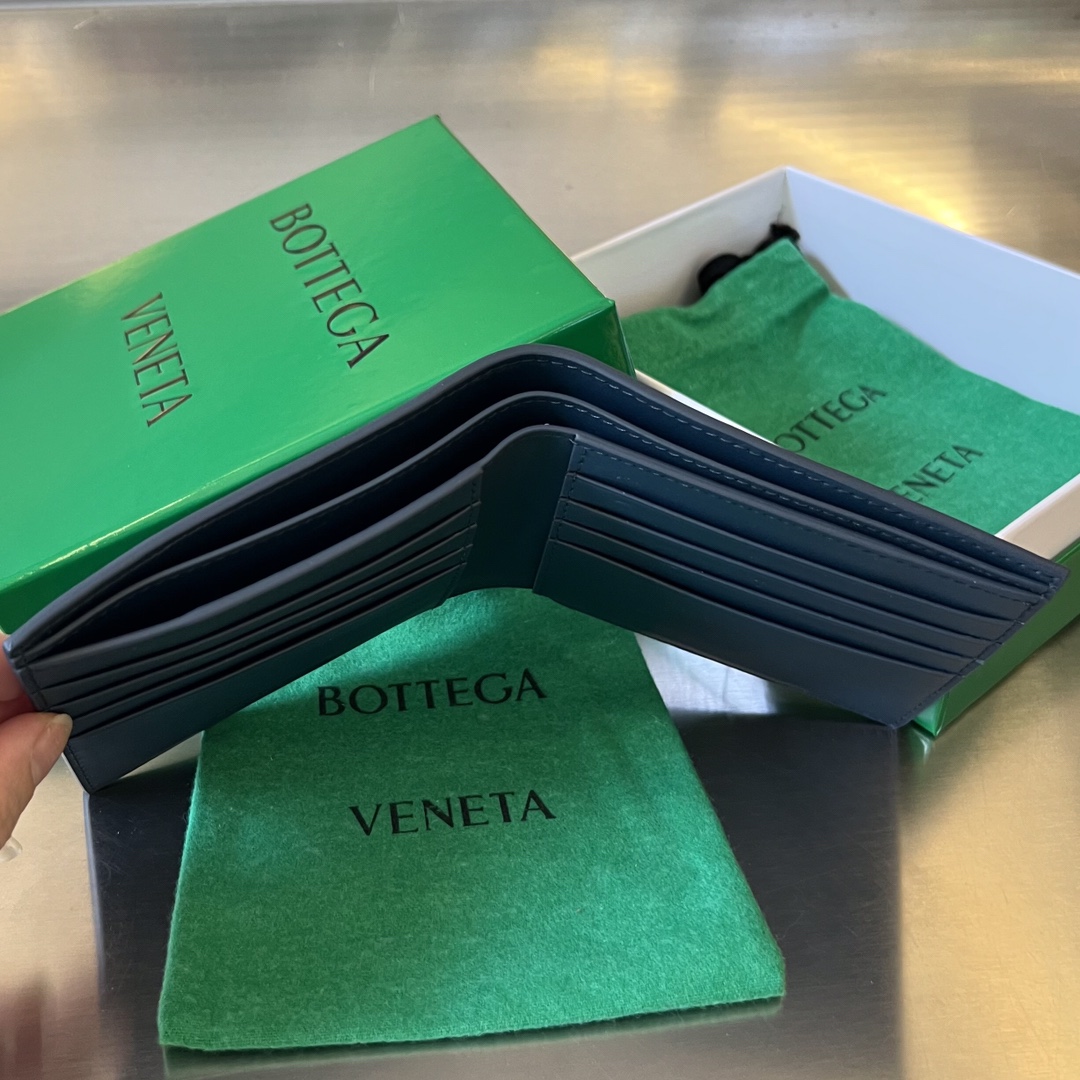 bo*te*ga Ve*ne*ta intrecciato bi-fold wallet