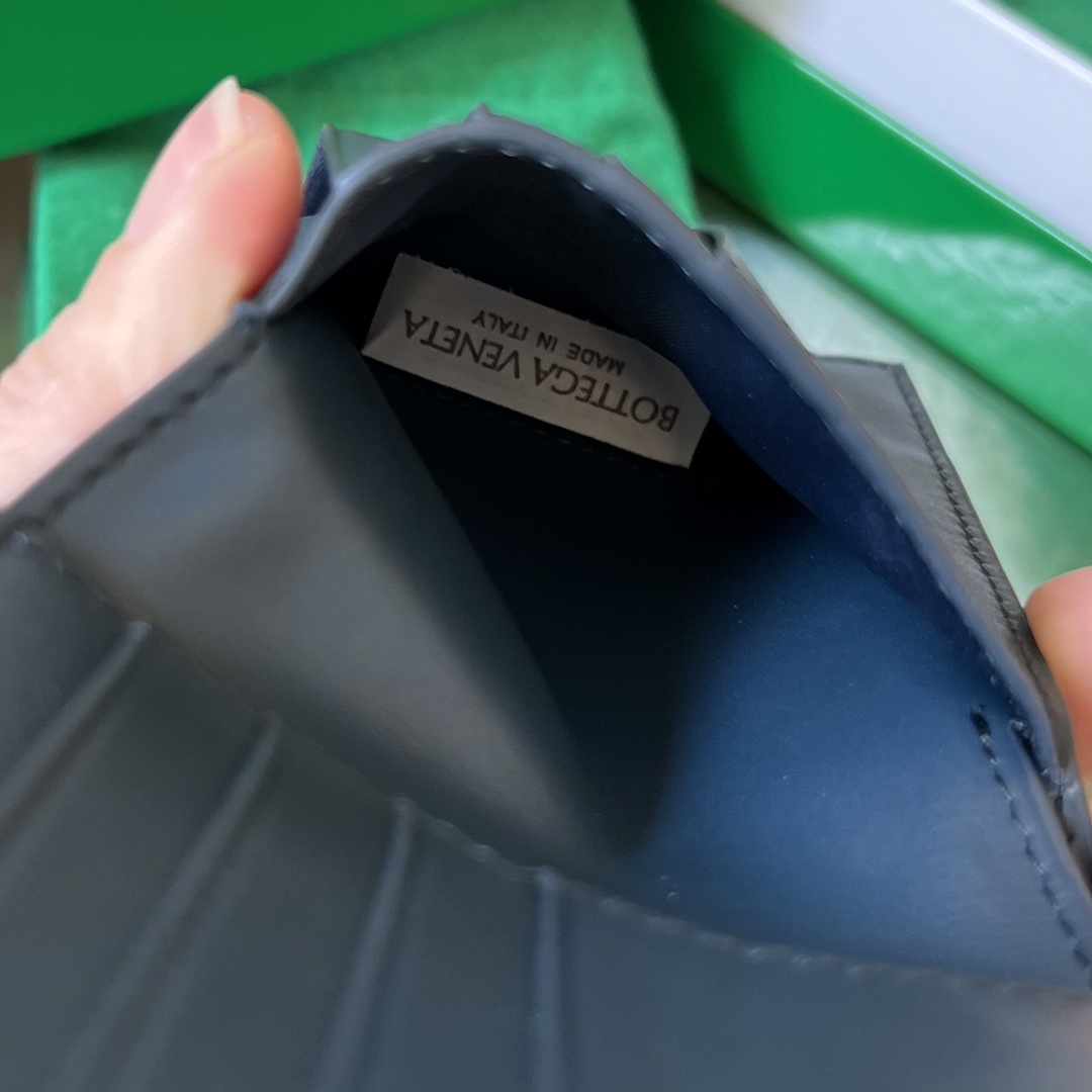 bo*te*ga Ve*ne*ta intrecciato bi-fold wallet
