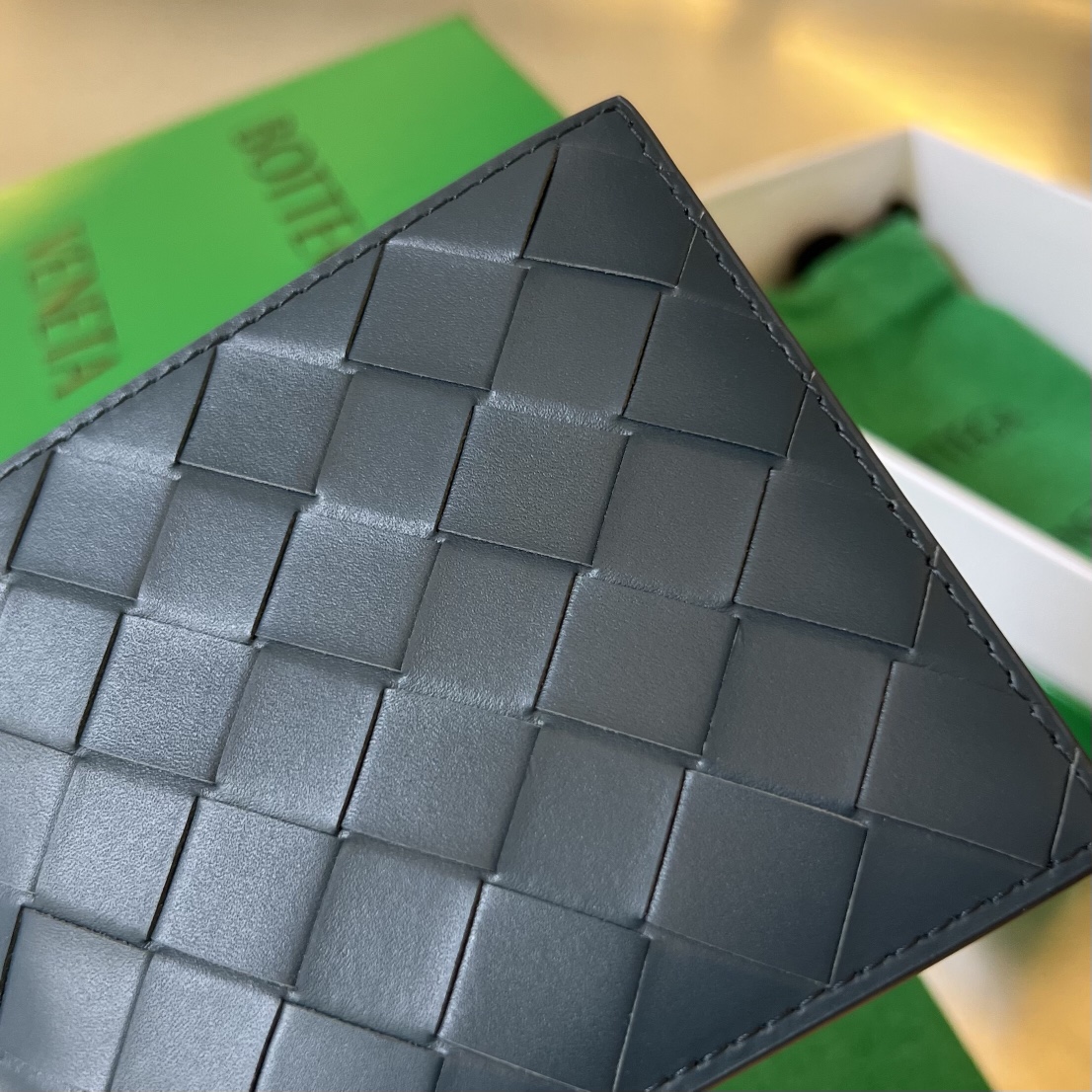 bo*te*ga Ve*ne*ta intrecciato bi-fold wallet