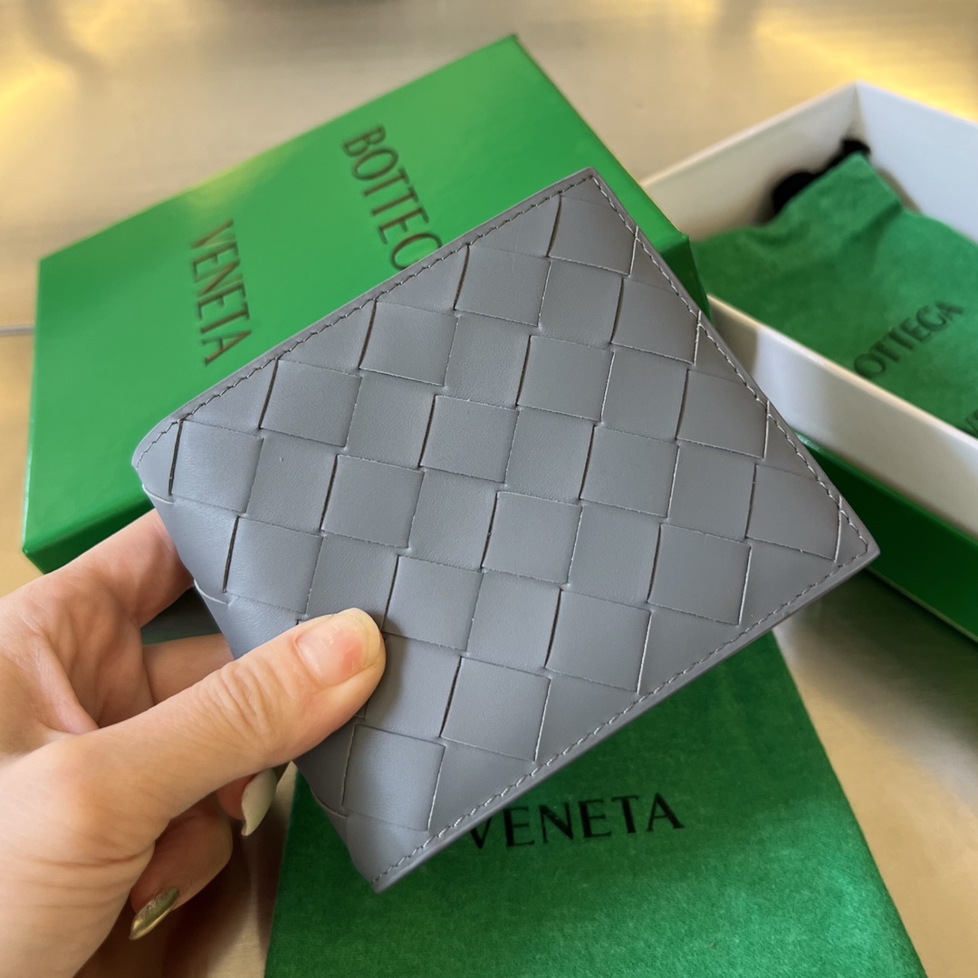 bo*te*ga Ve*ne*ta intrecciato bi-fold wallet