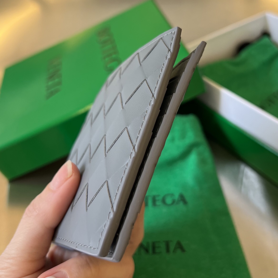 bo*te*ga Ve*ne*ta intrecciato bi-fold wallet