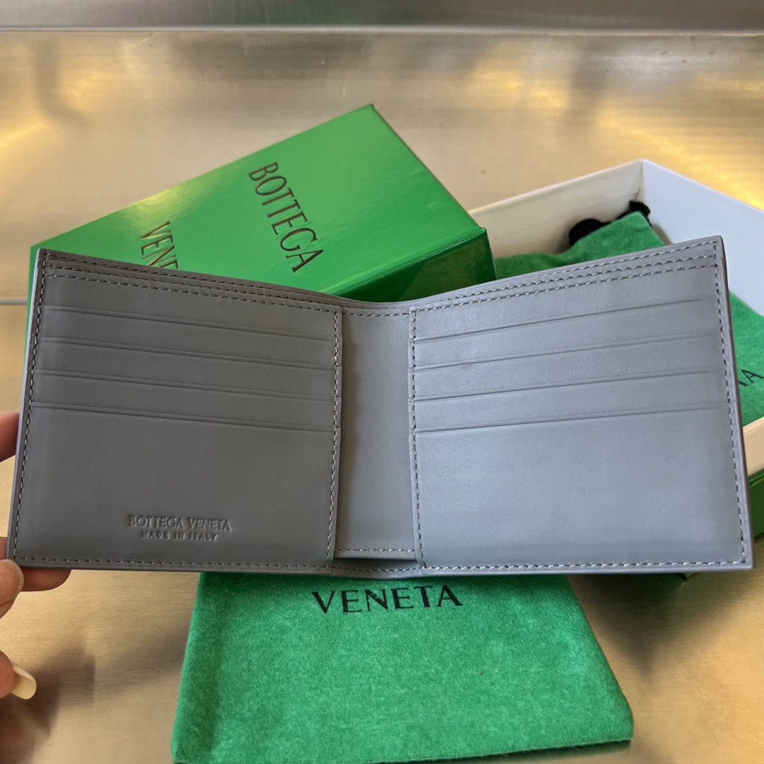 bo*te*ga Ve*ne*ta intrecciato bi-fold wallet