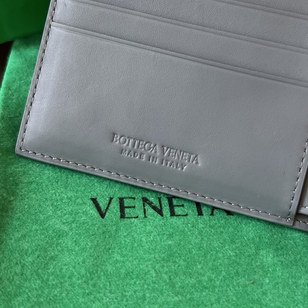 bo*te*ga Ve*ne*ta intrecciato bi-fold wallet
