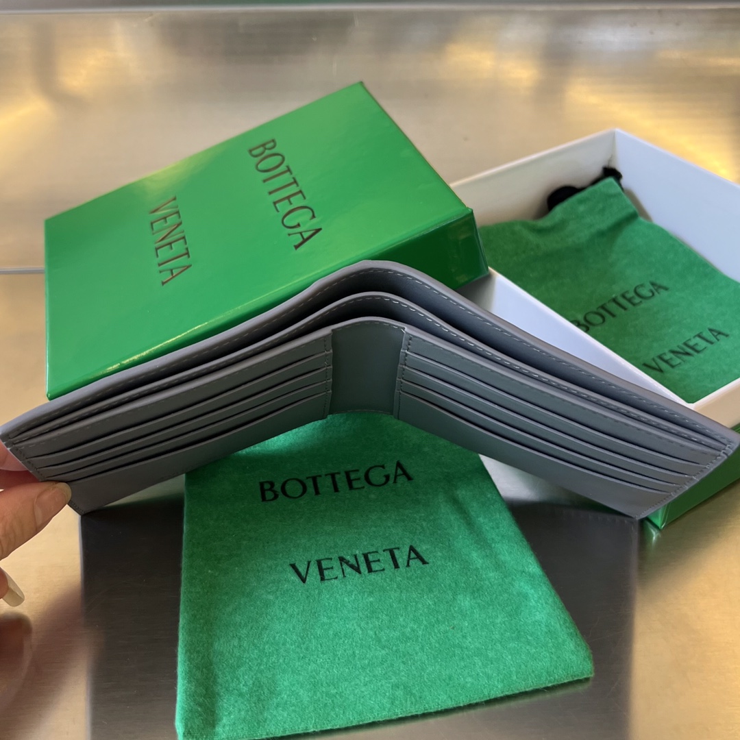 bo*te*ga Ve*ne*ta intrecciato bi-fold wallet