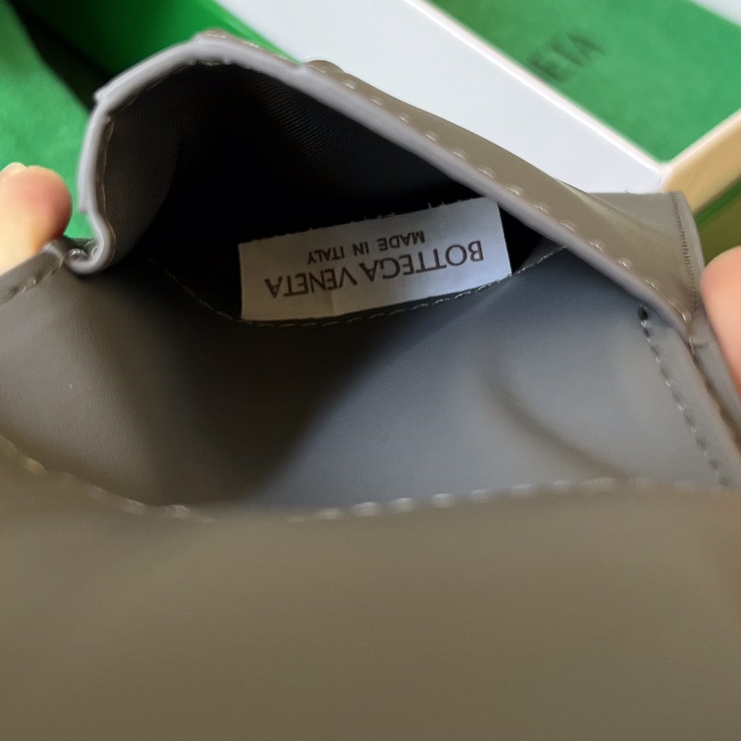 bo*te*ga Ve*ne*ta intrecciato bi-fold wallet