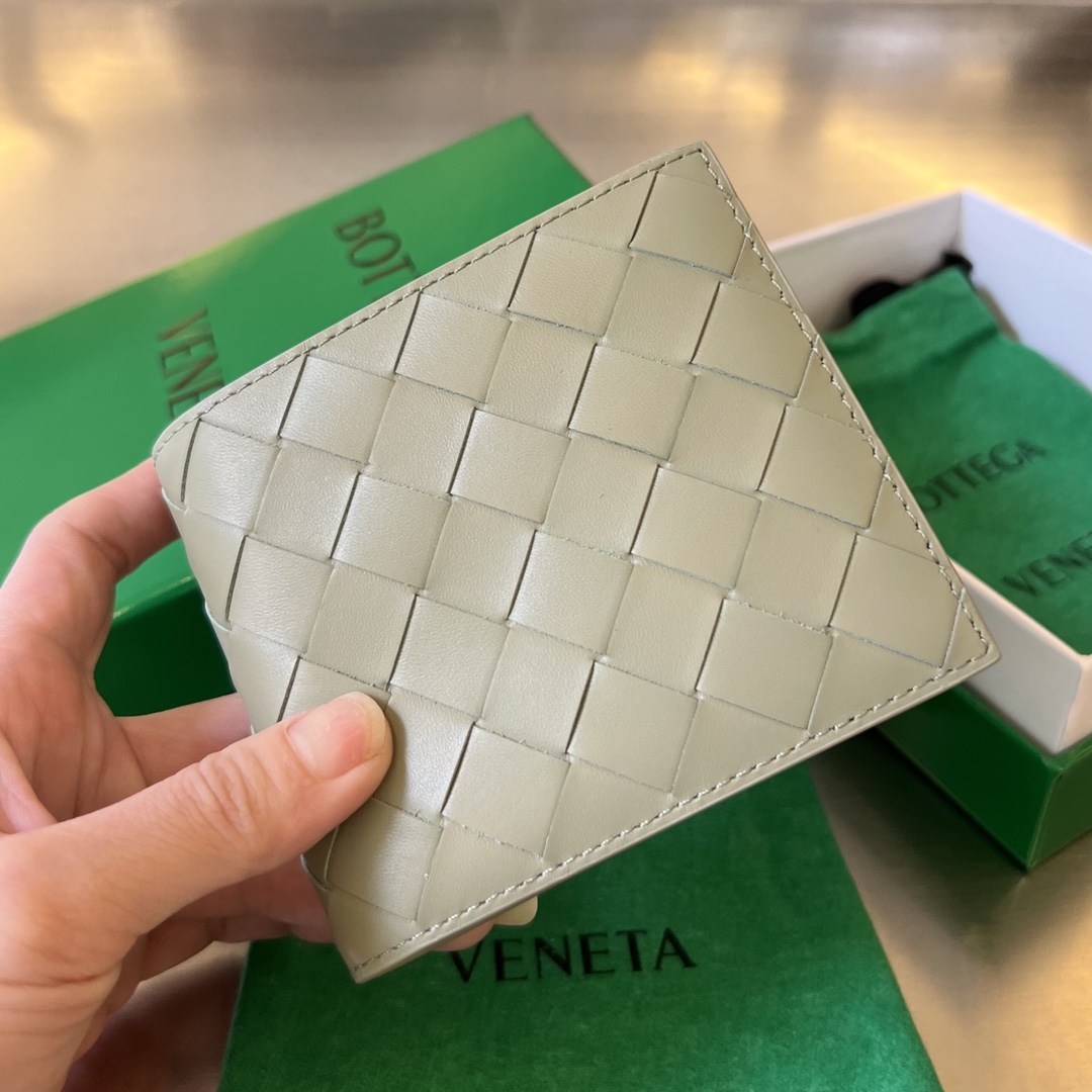 bo*te*ga Ve*ne*ta intrecciato bi-fold wallet