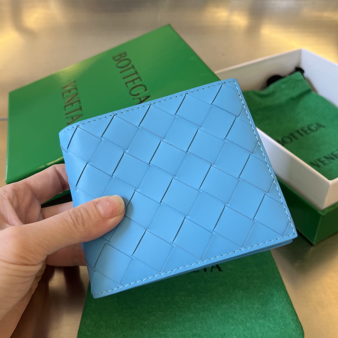bo*te*ga Ve*ne*ta intrecciato bi-fold wallet