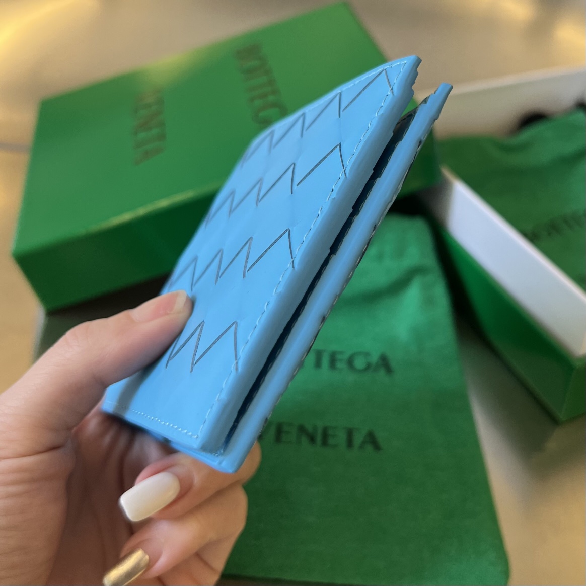 bo*te*ga Ve*ne*ta intrecciato bi-fold wallet
