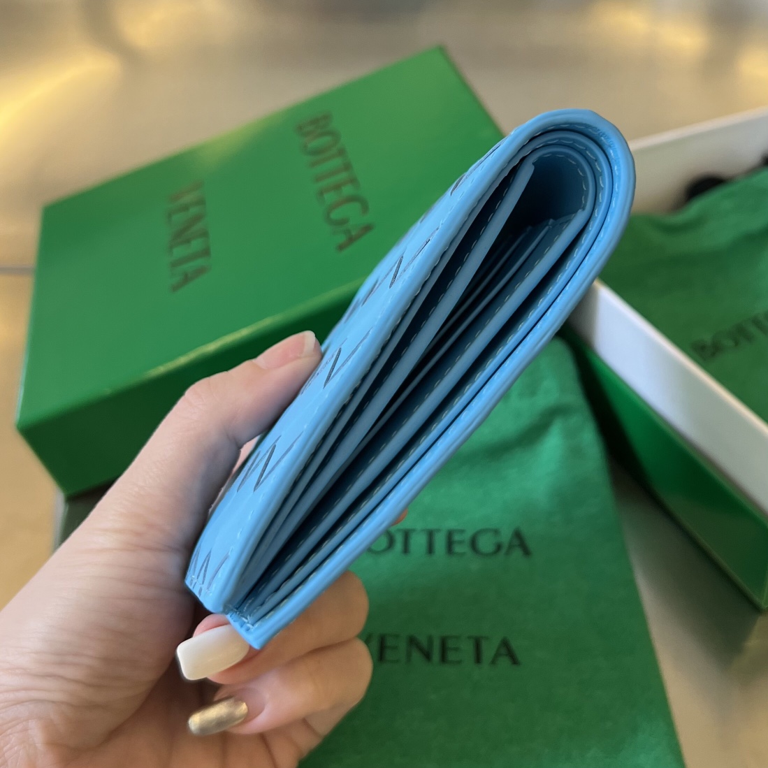 bo*te*ga Ve*ne*ta intrecciato bi-fold wallet
