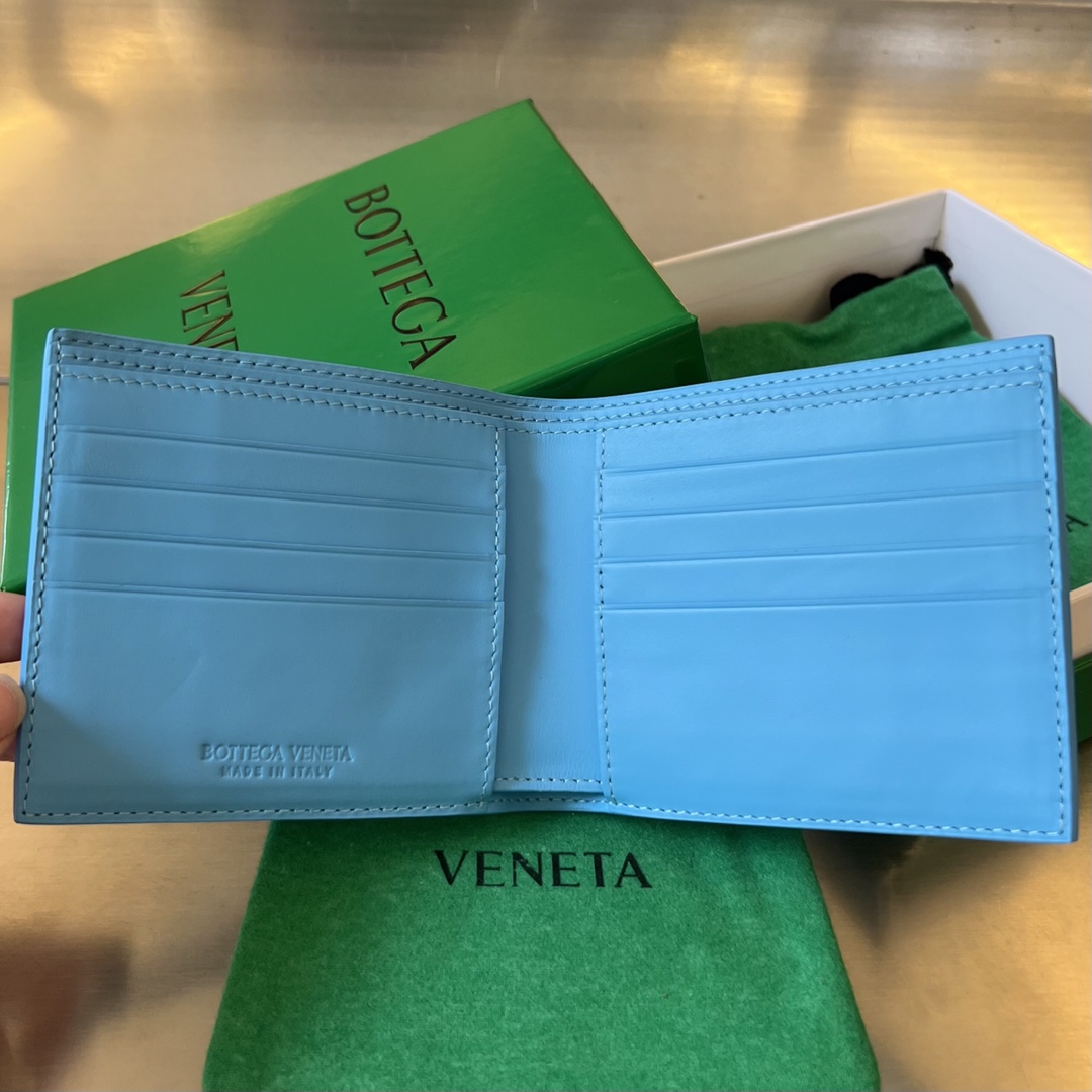 bo*te*ga Ve*ne*ta intrecciato bi-fold wallet