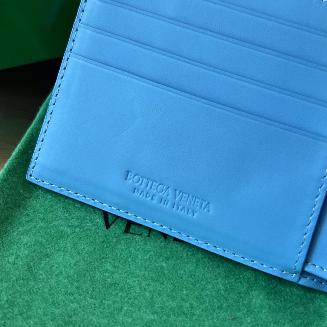 bo*te*ga Ve*ne*ta intrecciato bi-fold wallet