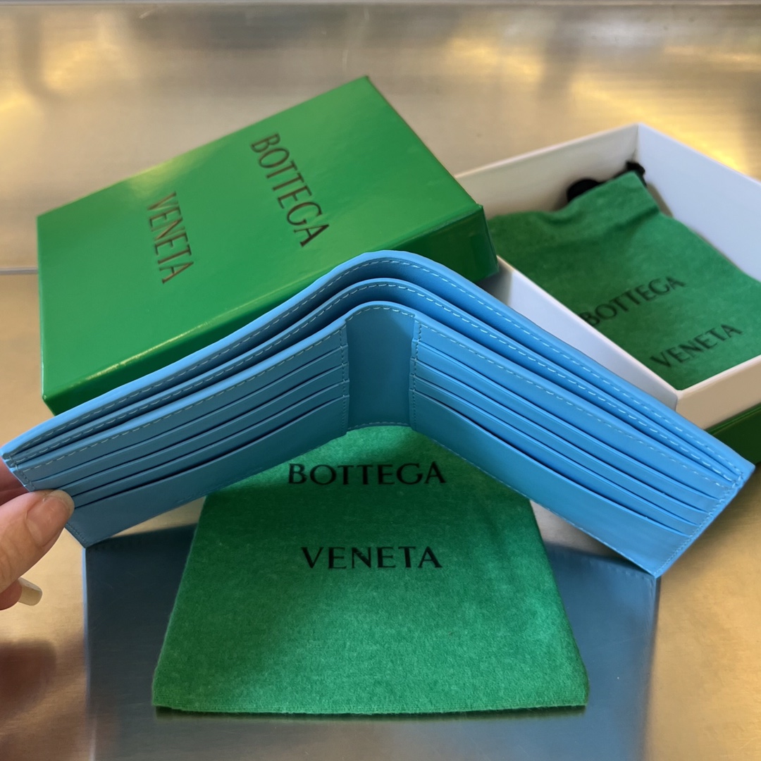 bo*te*ga Ve*ne*ta intrecciato bi-fold wallet