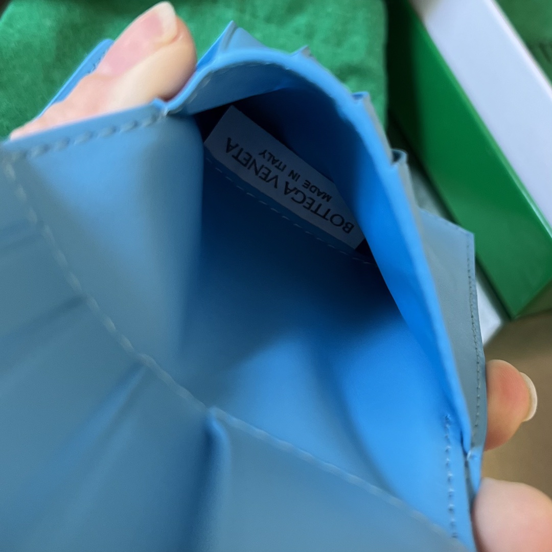bo*te*ga Ve*ne*ta intrecciato bi-fold wallet