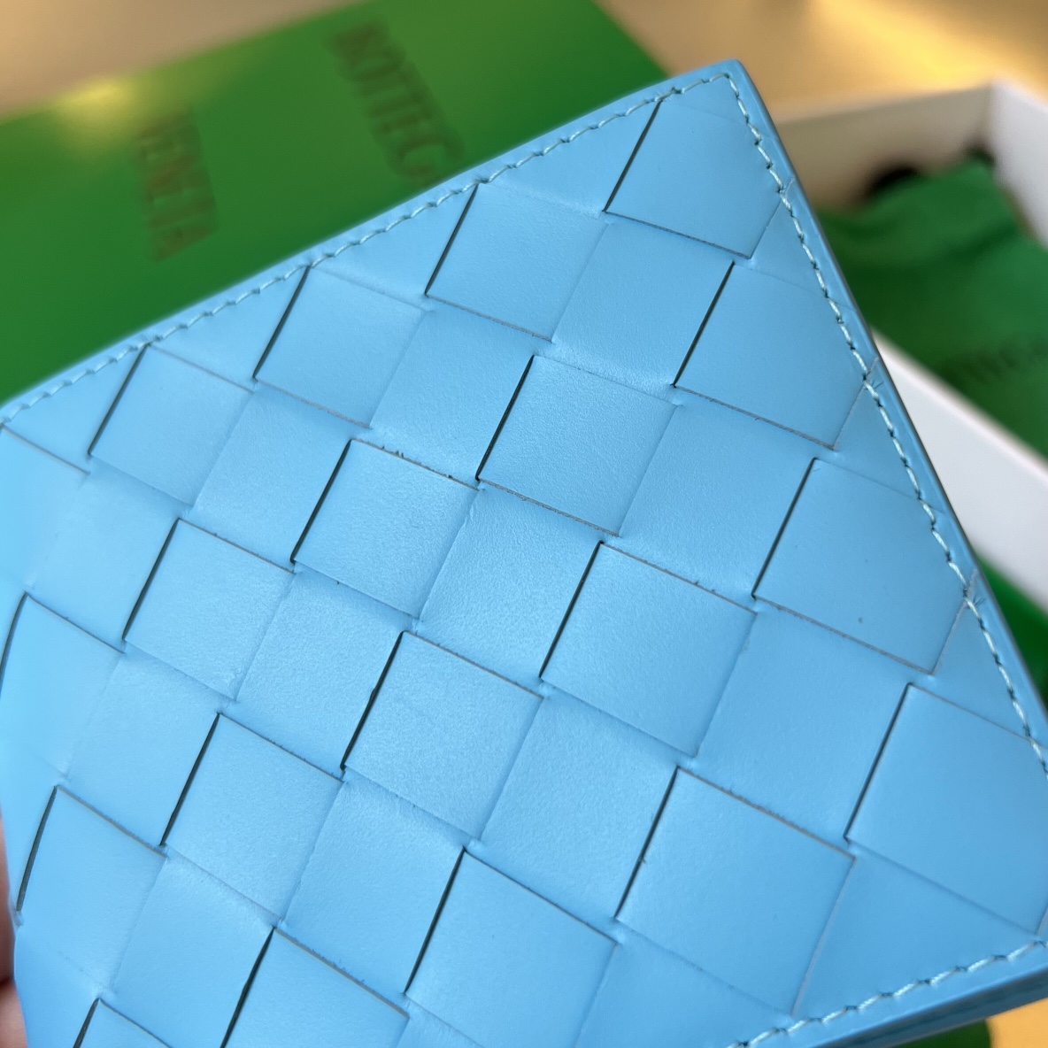 bo*te*ga Ve*ne*ta intrecciato bi-fold wallet