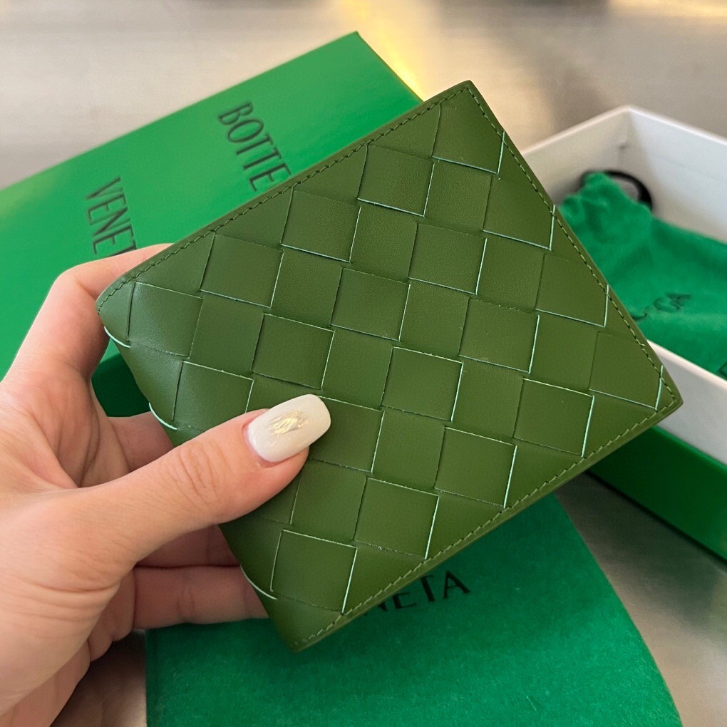 bo*te*ga Ve*ne*ta intrecciato bi-fold wallet