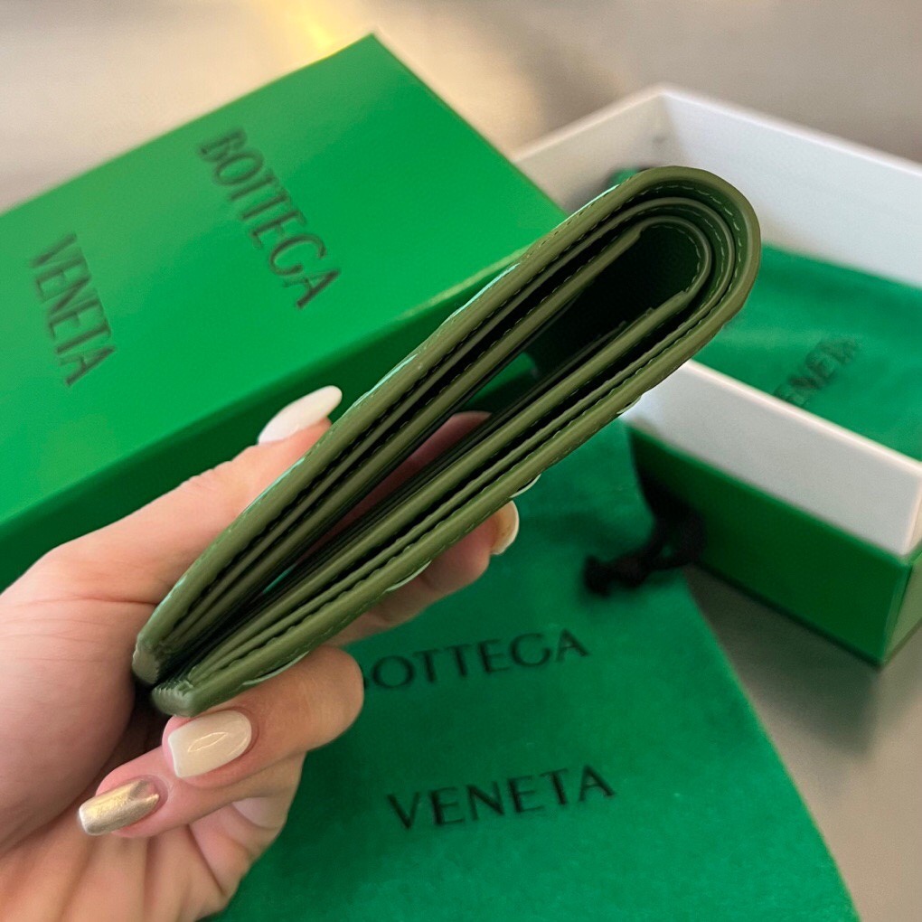 bo*te*ga Ve*ne*ta intrecciato bi-fold wallet