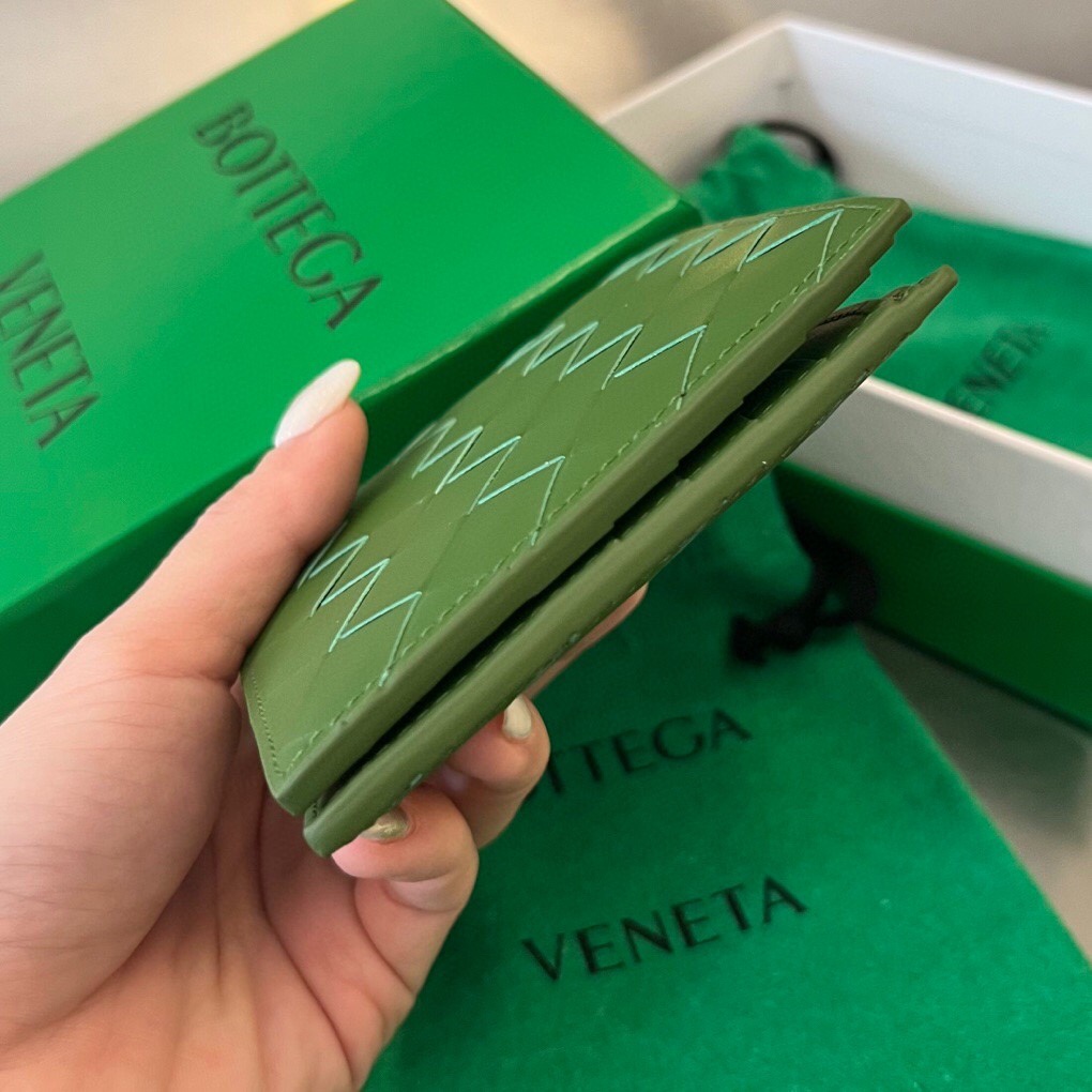bo*te*ga Ve*ne*ta intrecciato bi-fold wallet