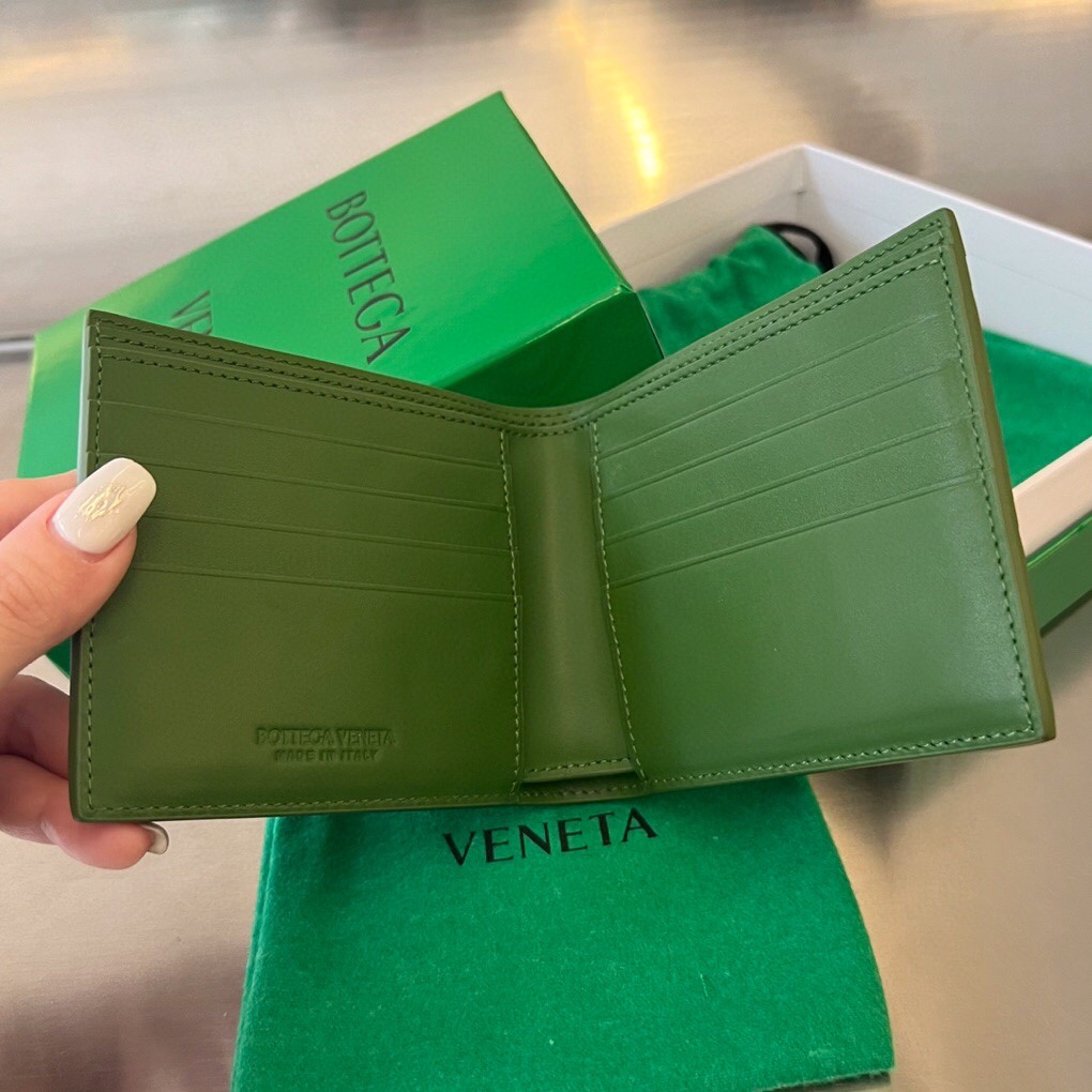 bo*te*ga Ve*ne*ta intrecciato bi-fold wallet