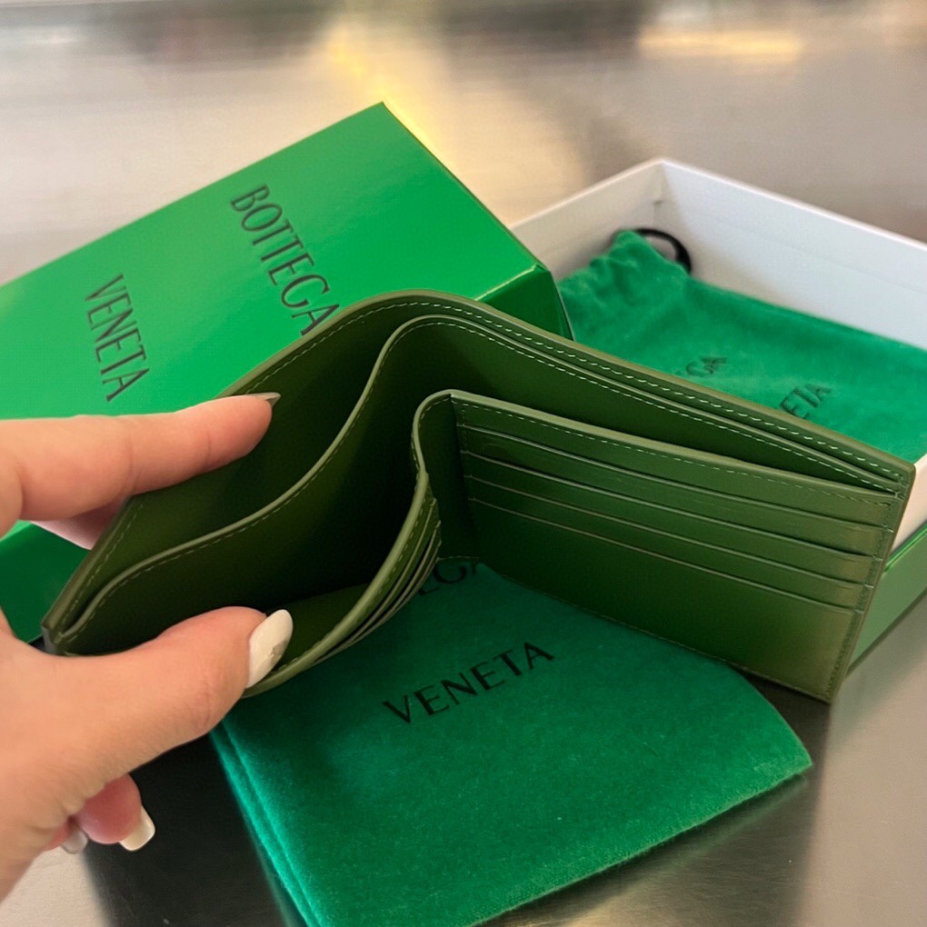 bo*te*ga Ve*ne*ta intrecciato bi-fold wallet