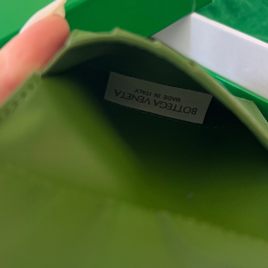 bo*te*ga Ve*ne*ta intrecciato bi-fold wallet