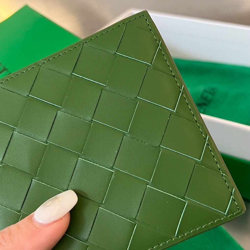 bo*te*ga Ve*ne*ta intrecciato bi-fold wallet