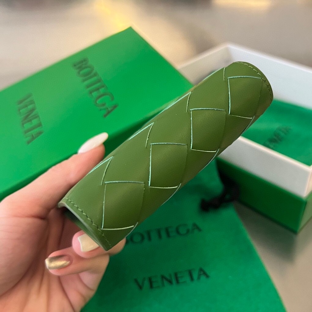 bo*te*ga Ve*ne*ta intrecciato bi-fold wallet