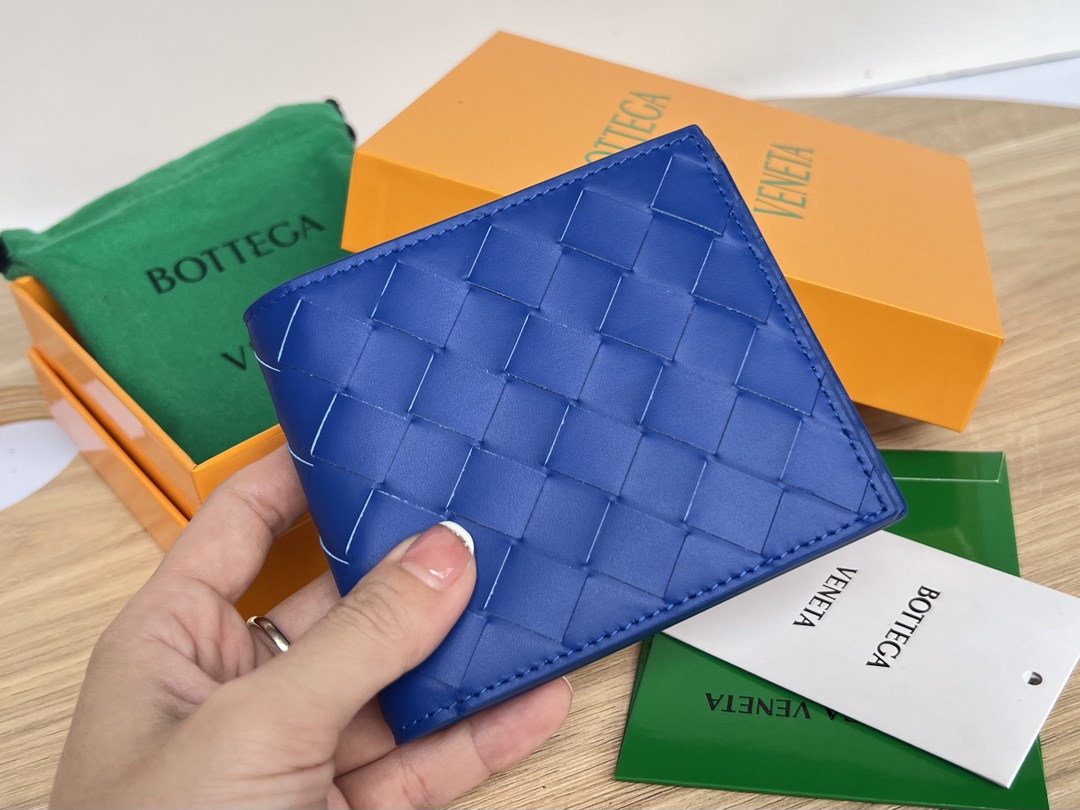 bo*te*ga Ve*ne*ta intrecciato bi-fold wallet