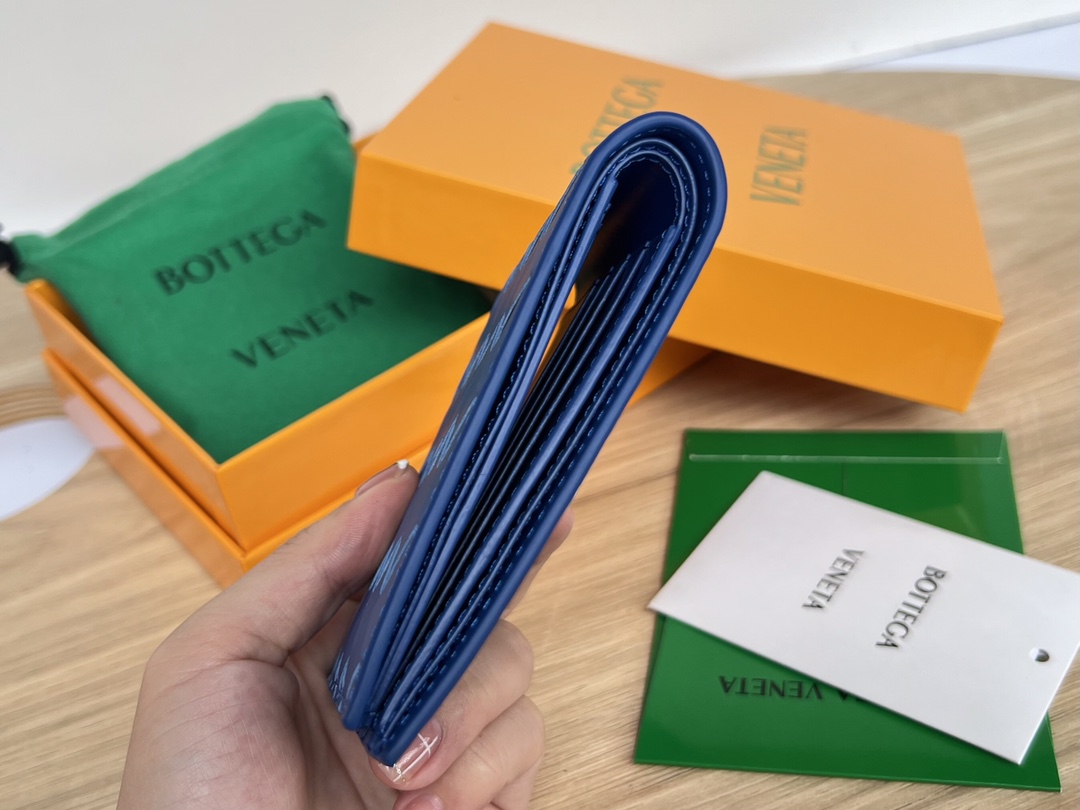 bo*te*ga Ve*ne*ta intrecciato bi-fold wallet