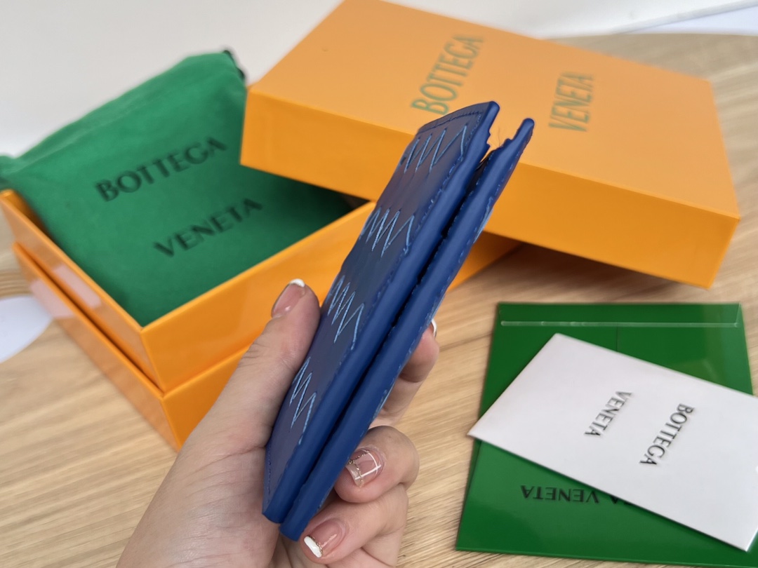 bo*te*ga Ve*ne*ta intrecciato bi-fold wallet
