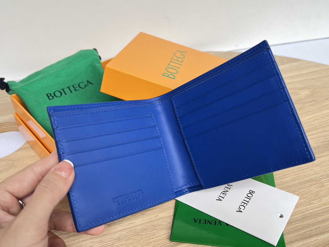 bo*te*ga Ve*ne*ta intrecciato bi-fold wallet