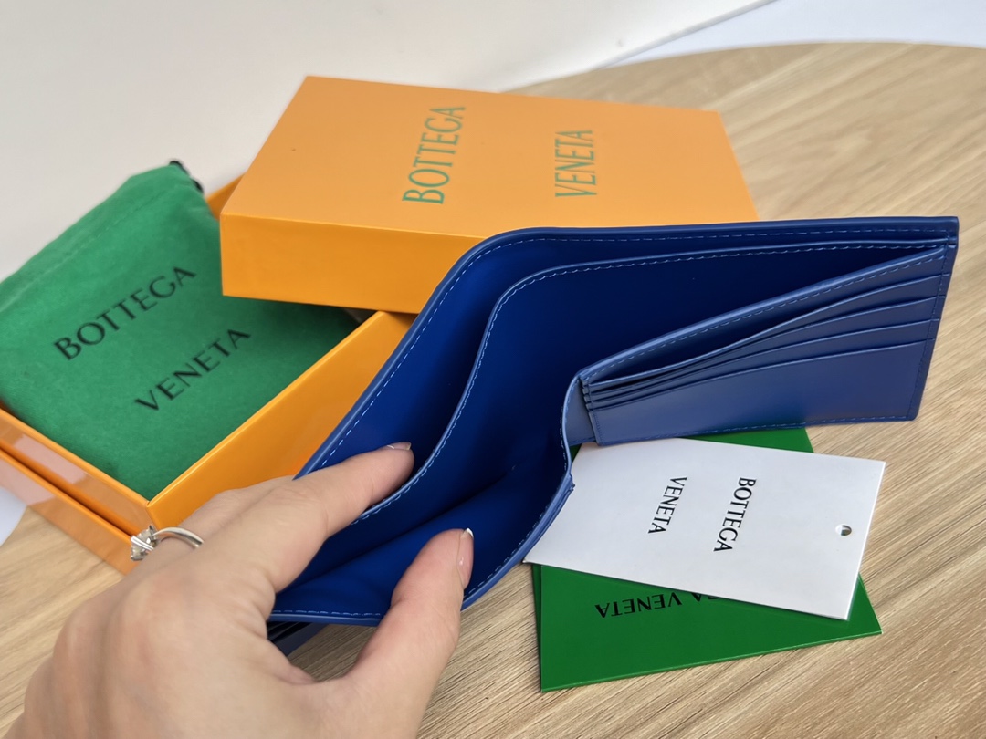 bo*te*ga Ve*ne*ta intrecciato bi-fold wallet