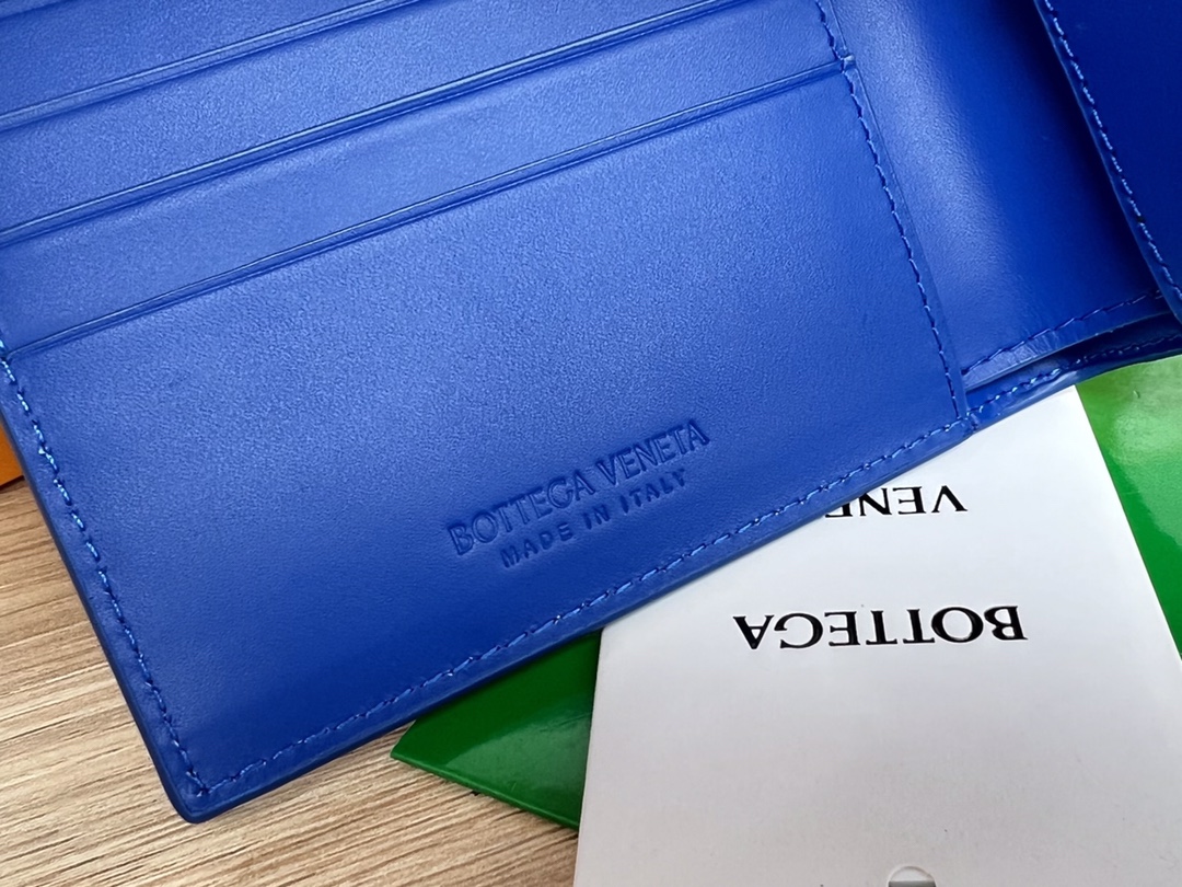 bo*te*ga Ve*ne*ta intrecciato bi-fold wallet