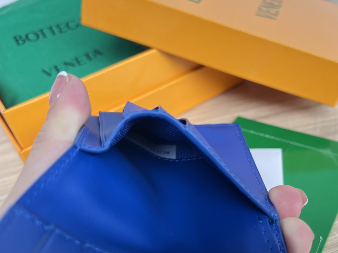 bo*te*ga Ve*ne*ta intrecciato bi-fold wallet
